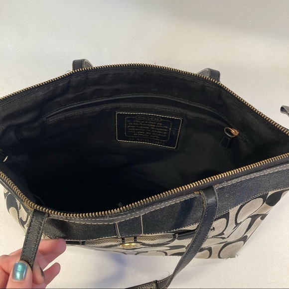 Classic Coach Shoulder Purse 16x10x6 - Picture 6 of 14